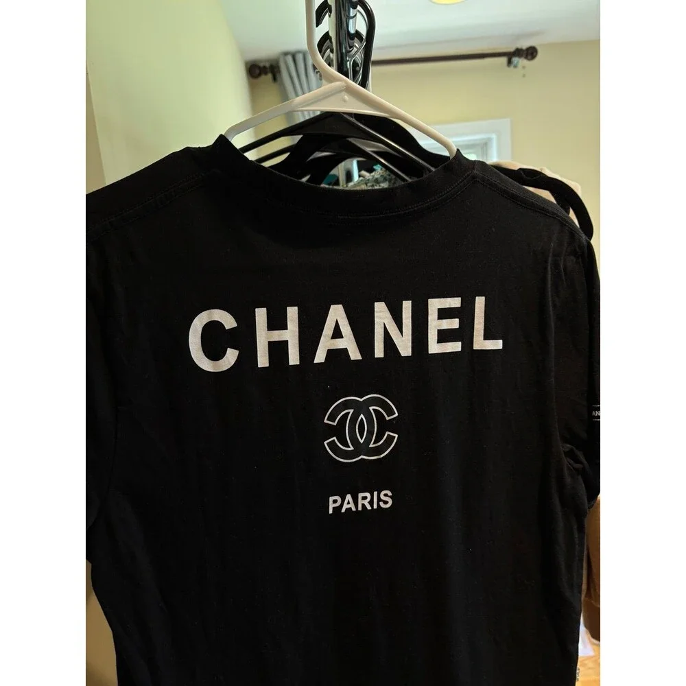 CHANEL グラフィックプリント Tシャツ ブラック CHANEL グラフィックプリント Tシャツ ブラック 【公式通販】